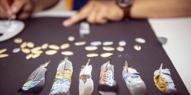 Doğu'nun kültürünü çekirdek ve güvercin kanadında yaşatıyor