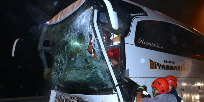 Anadolu Otoyolu'nda yolcu otobüsü ile tır çarpıştı: 37 yaralı