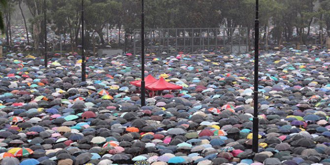 Hong Kong’da binlerce kişi yine sokaklarda