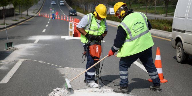 Ankara Büyükşehir Belediyesi cadde ve sokaklardaki beton kalıntılarını temizliyor