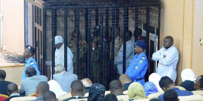 Sudanlı devrik lider El Beşir: Suudi Arabistan'dan milyonlarca dolar para aldım