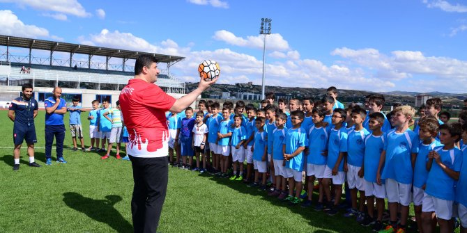 Çocuklara spor malzemeleri Başkan Oğuz'dan