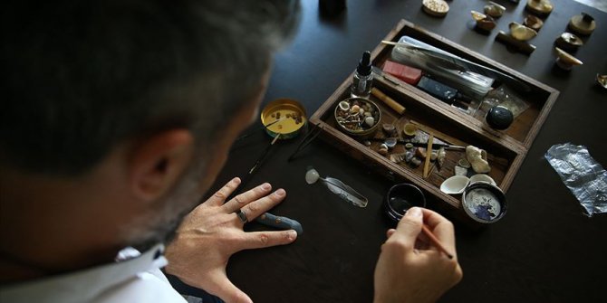 Oto döşemeciliğinden minyatür hat sanatçılığına