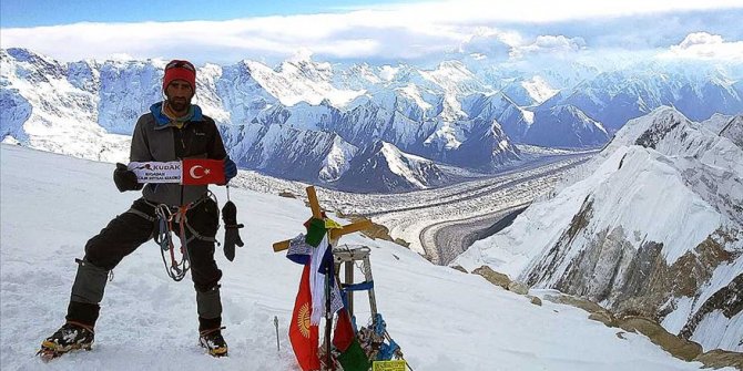 Bisikletle Bişkek'e vardı, Tanrı Dağları'ndaki buzula tırmandı