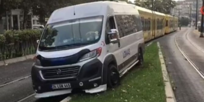 Minibüs Tramvay yoluna girdi, seferler durdu