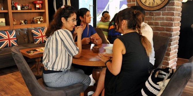 Bu kafede Türkçe hariç 8 dil konuşuluyor