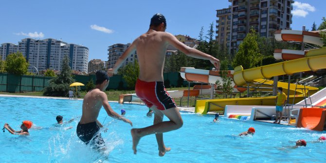 Sıcak havalardan bunalan vatandaşlar havuzlara akın ediyor