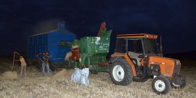 Kavurucu sıcaklar çiftçilere gece mesai yaptırıyor