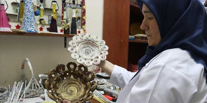 Gazete kağıtlarını hediyelik eşyaya dönüştürüyorlar
