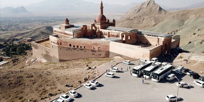 235 yıldır tarihe ışık tutan saray: İshakpaşa