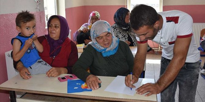 7'den 70'e İngilizce kursuna gidiyorlar