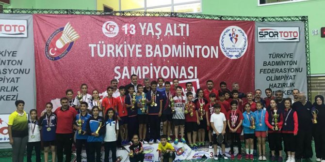 Yenimahalleli  Badminton sporcularından şampiyonada çifte zafer