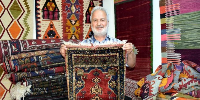 Tamir ettiği halı ve kilimleri yurt dışına pazarlıyor