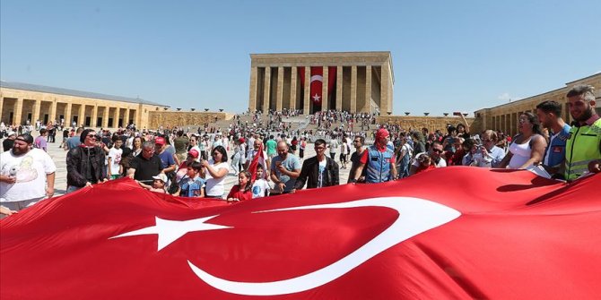 Anıtkabir'e ziyaretçi akını