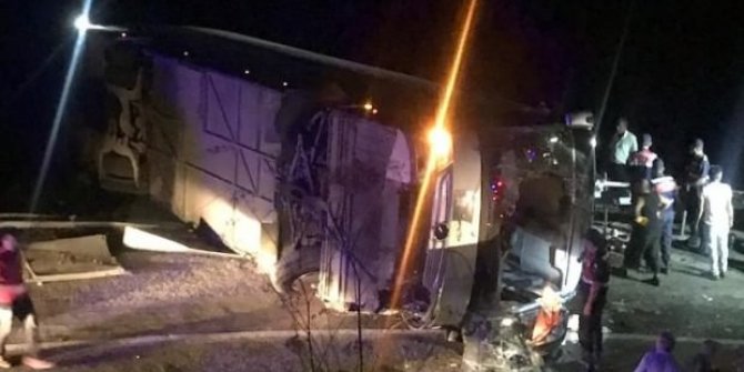 Tur otobüsü şarampole devrildi: Çok sayıda yaralı var