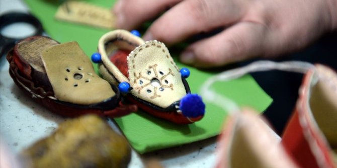 Ekmeğini 'aynalı çarık'tan kazanıyor