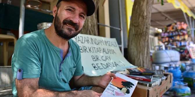 Gökçeada'nın garsonunun basılmış 11 romanı var