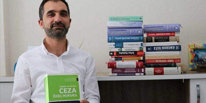 Öğrencileriyle sınava hazırlandı, avukat oldu