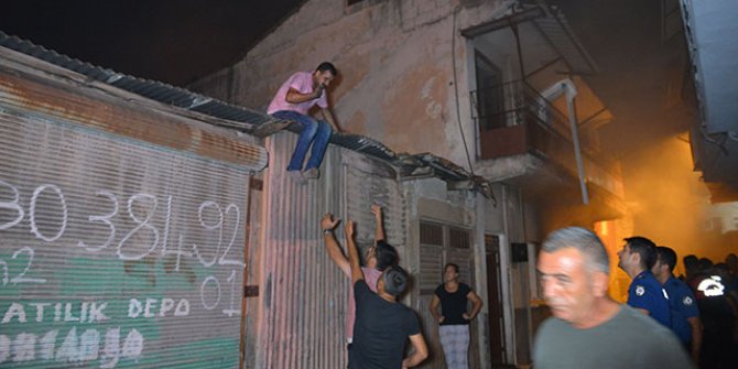 Eşi ve çocuğu içerideydi, binayı ateşe verdi