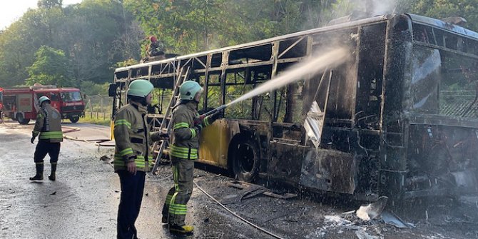 İçinde 15 yolcusu bulunan İETT otobüsü alev alev yandı