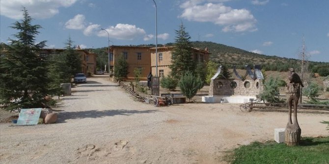Kerpiç evleriyle büyüleyen 'sanatçı köyü'ne ilgi artıyor
