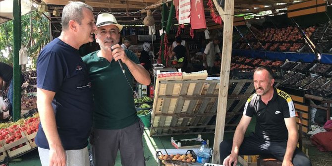 Bursalı manav müşterilerine 'canlı müzik' yapıyor