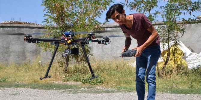 Yüksekovalı genç, hurda malzemelerle drone yaptı