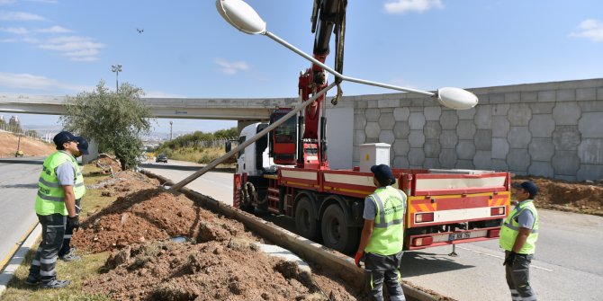 Hacettepe Üniversitesi ile Bilkent Şehir Hastanesi arasındaki bulvarın aydınlatma çalışmaları sürüyor