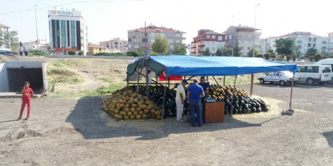 Sincan kavunları Yenikent pazarında