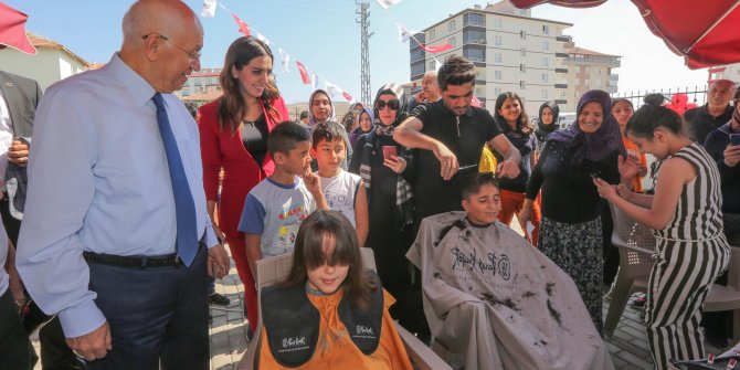 Yenimahalle Belediyesi yeni dönem öncesinde çocukların saç kesimini gerçekleştirdi