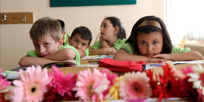 Selde hayatını kaybeden çocukların sırası çiçeklerle süslendi