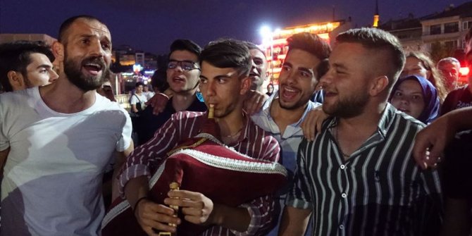 İstanbul sokaklarında horonla gönülleri fethediyorlar