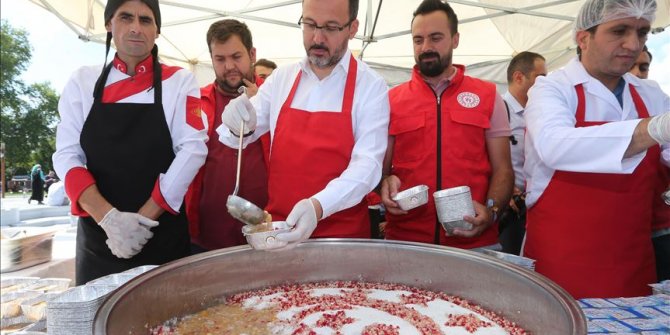 Bakan Kasapoğlu aşure dağıttı