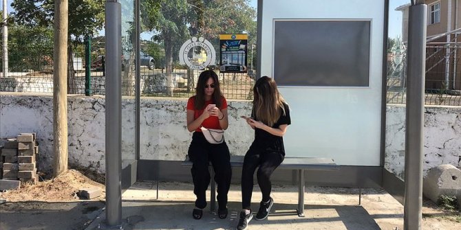 Otobüs beklerken kitap okutan 'durak'