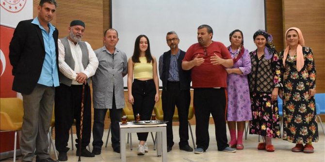 İhtiyaç sahiplerine tiyatroyla destek oluyorlar