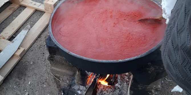 Evde bahçede salça nasıl yapılır; domates salçası kaynatılarak mı bekletilerek mi daha güzel?