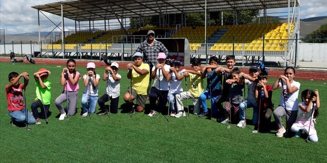 Gençlere kışın kayak yazın golf öğretiyor