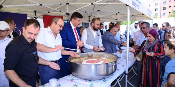 Kahramankazan Belediye Başkanı Serhat Oğuz vatandaşlara aşure dağıttı