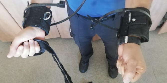 194 ülkede aranıyordu: Özel kelepçe ile getirildi