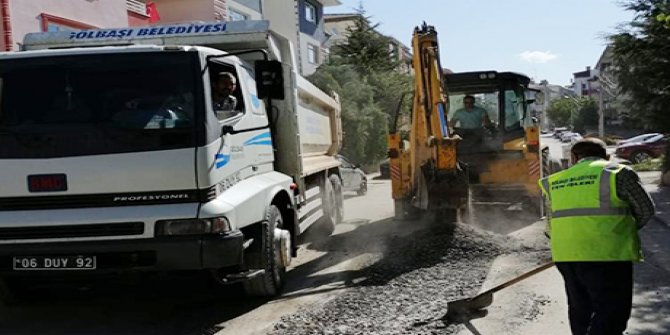 Gölbaşı Belediyesi kaldırım çalışmalarını sürdürüyor.