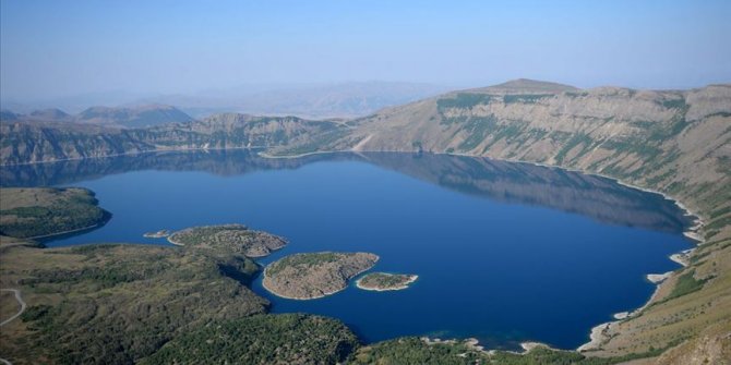 Nemrut Krater Gölü görenleri büyülüyor