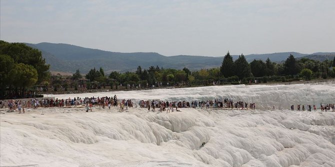 Pamukkale'yi 8 ayda 1 milyon 732 bin kişi ziyaret etti
