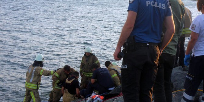 Avcılar'da kayalıklara sıkışan genci itfaiye kurtardı