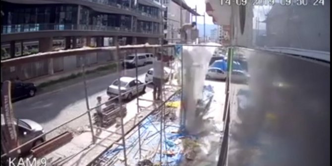 Mantolama iskelesi çöktü, 2 iççi son anda kurtuldu