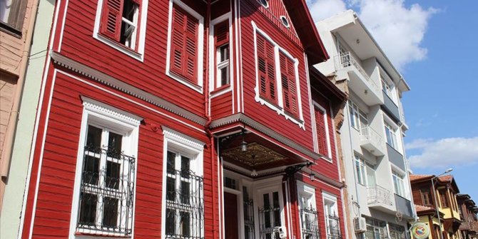 Restore ettirdiği konağı 'efsane renk'e boyattı