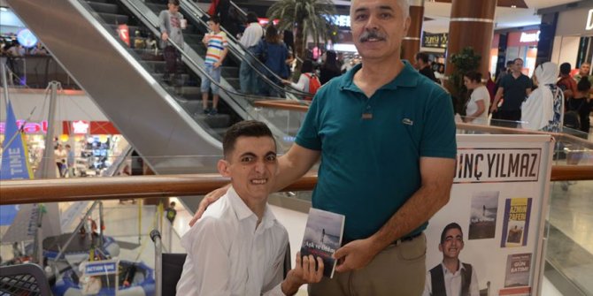Tek parmağıyla yazdığı üçüncü kitabını imzaladı