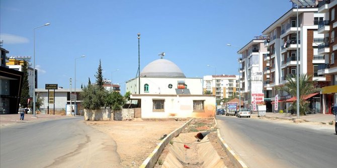 İki yol arasında kalan cami dikkati çekiyor