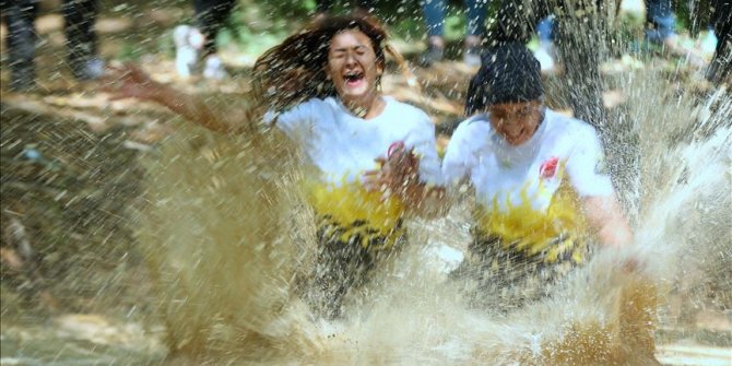 Off-road pilotları çamurda 'araçsız' yarıştı