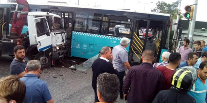 Ümraniye'de vinç yüklü kamyon otobüse çarptı: Yaralılar var, yol trafiğe kapandı