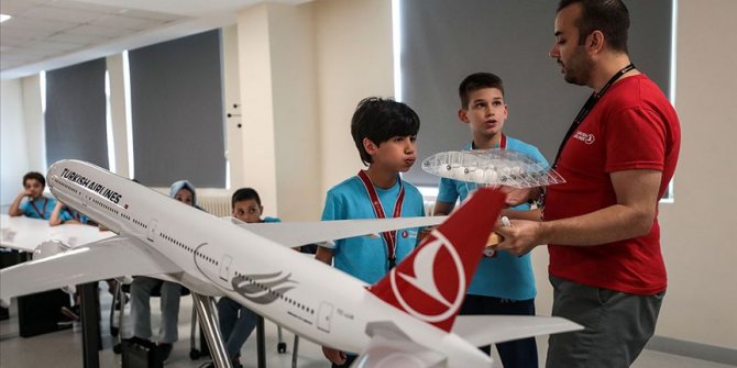 THY çocuklara simülatörle uçuş deneyimi yaşatıyor
